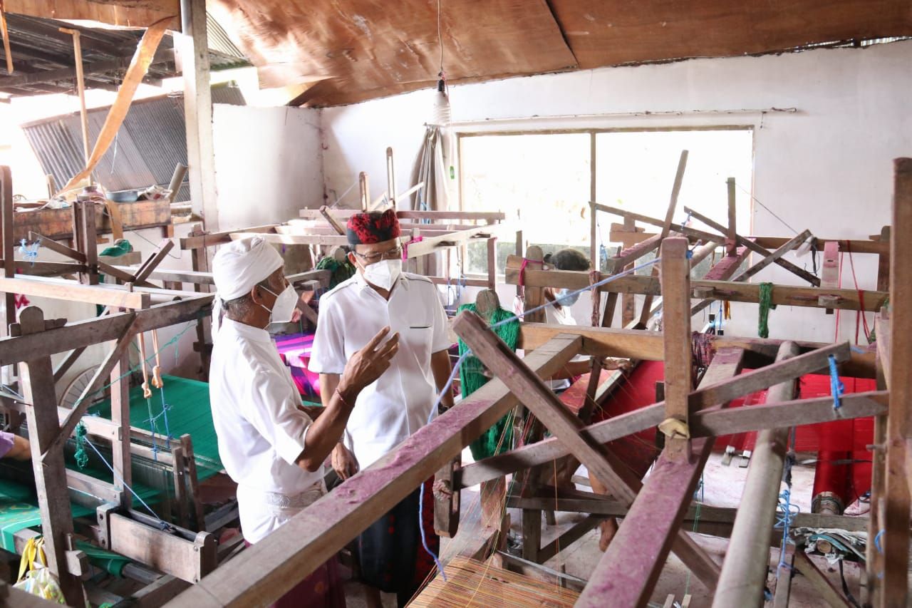 podiumnews.com-Gubernur Koster Tinjau Produksi Kain Tenun Endek Bali di Desa Sulang, Klungkung